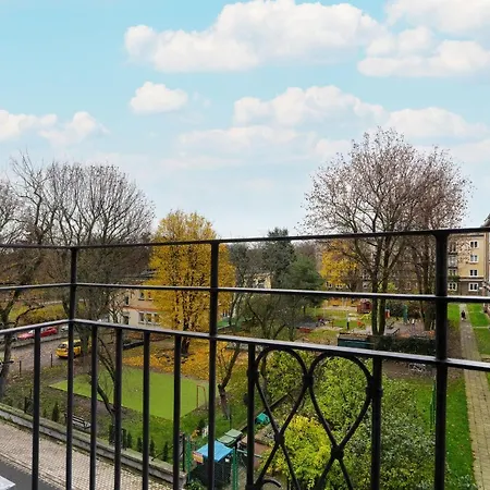 아파트 Traditionally Furnished With Balcony In By Renters *